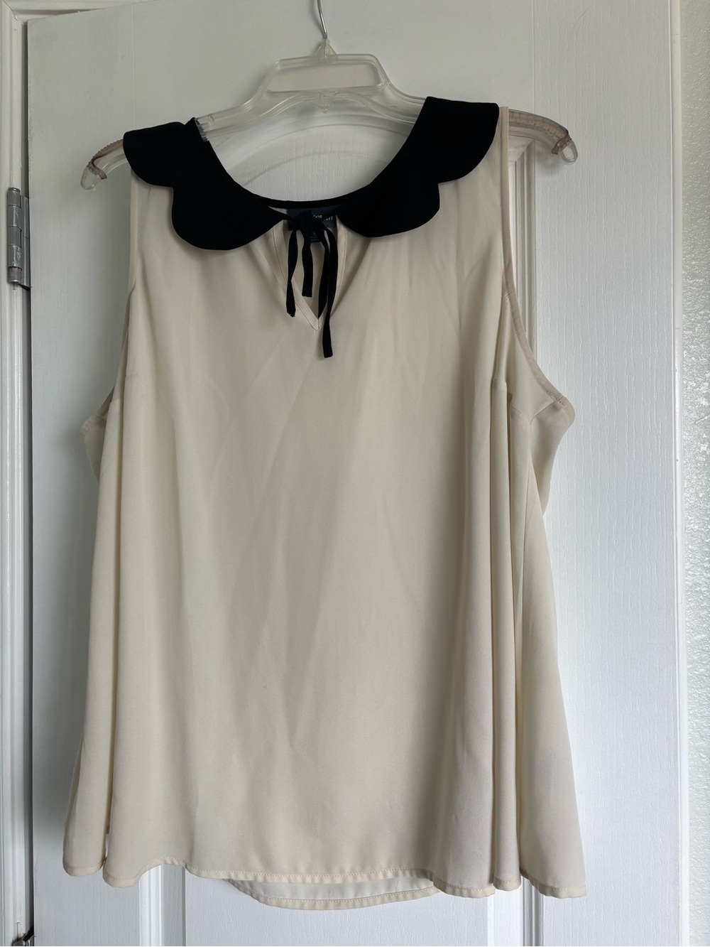 Modcloth Womens Cream Sleeveless Top with Black Peter Pan Collar size 1x